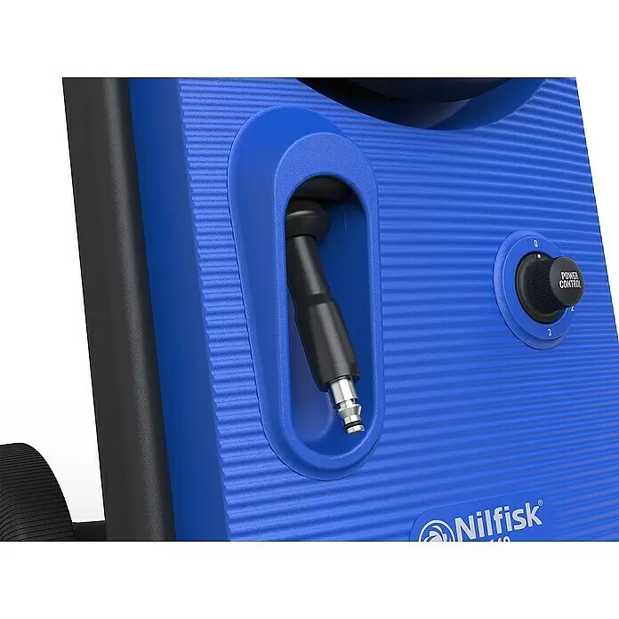 Nilfisk Hochdruckreiniger Core 140-6 PowerControl - 1.800 W, Max. Druck: 140 bar, Fördermenge: 474 l/h - Ein blauer Nilfisk Hochdruckreiniger mit gerippter Oberfläche, Schlauchanschluss und "Power Control"-Drehregler.