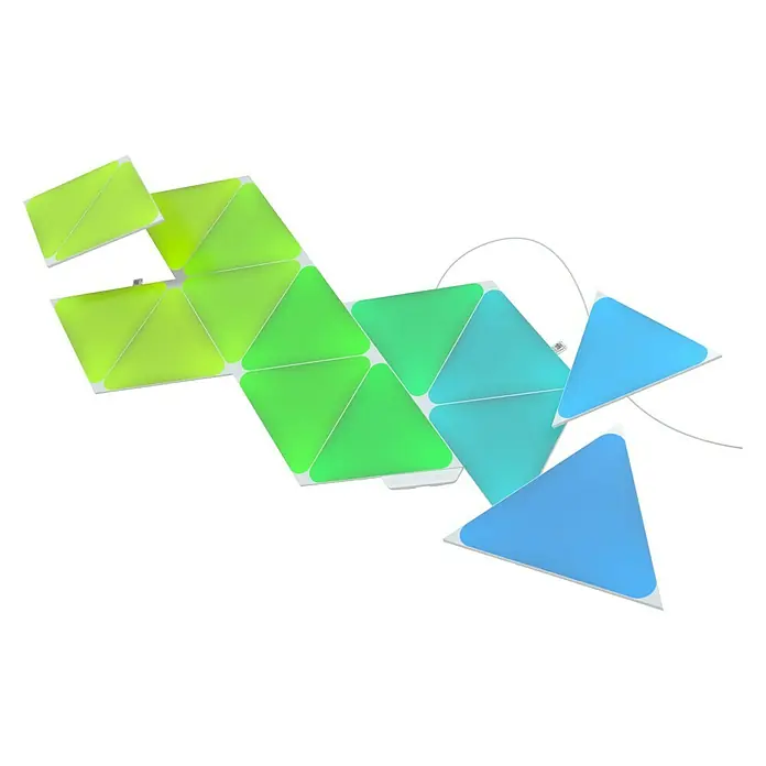 Nanoleaf Starterkit Shapes Triangles 15 Panels - 15 Stk., Weiß, RGBW, Triangles, Smart Home-fähig: Ja - Diese Aufnahme zeigt Nanoleaf Light Panels mit dreieckigen LED-Panels, die in verschiedenen Grün- und Blautönen leuchten und eine futuristische Atmosphäre schaffen.