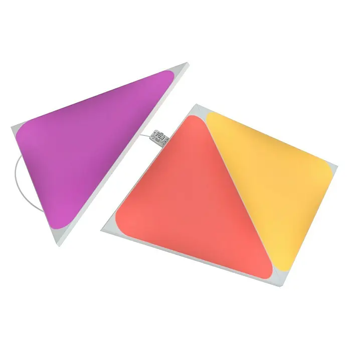 Nanoleaf Erweiterungskit Shapes Triangles 3 Panels - Weiß, RGBW, Triangles, Smart Home-fähig: Ja - Nahaufnahme von zwei Nanoleaf Shapes Triangles-Panels, die in Violett und einer Kombination aus Gelb und Orange leuchten.