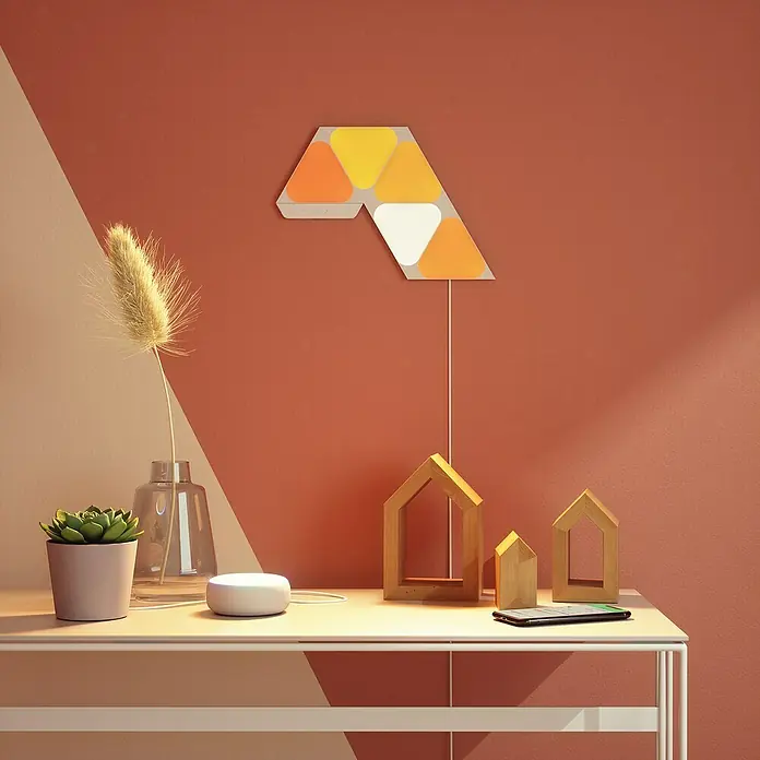 Nanoleaf Starterkit Shapes Mini Triangles 5 Panels5 Stk., Weiß, RGBW, Mini Triangles, Smart Home-fähig: Ja - Wandpaneel mit Dreiecken in Orange-, Gelb- und Weißtönen. Dekorative Beleuchtung für modernes Ambiente.