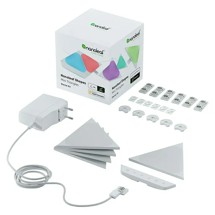 Nanoleaf Starterkit Shapes Mini Triangles 5 Panels5 Stk., Weiß, RGBW, Mini Triangles, Smart Home-fähig: Ja - Produktansicht des Nanoleaf Shapes Mini Triangles Starter Kits mit LED-Panels, Verbindern und Netzteil auf schwarzem Hintergrund.