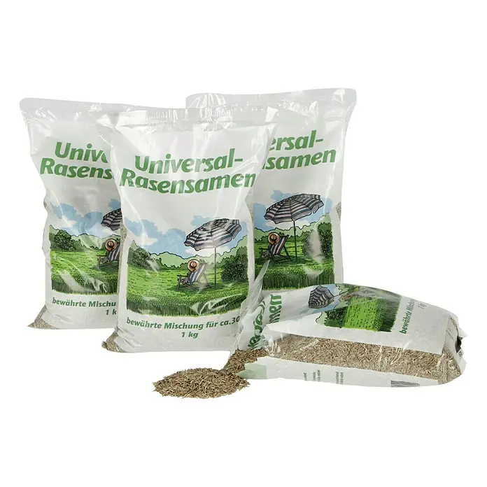 Rasensamen Universal - 1 kg, 30 m² - Mehrere Packungen Universal-Rasensamen, wobei eine Packung geöffnet ist und die Samen verschüttet sind. Ideal für einen dichten, grünen Rasen.