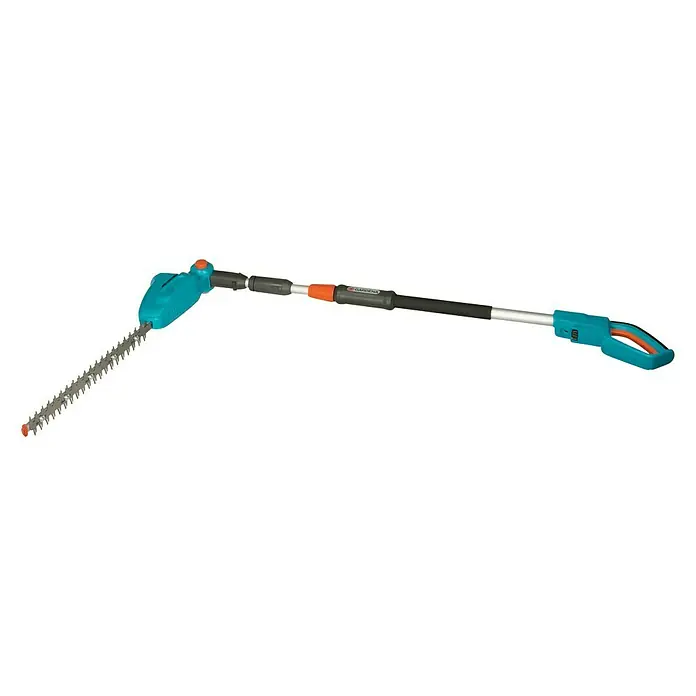 Gardena Power for All 18V Teleskop-Heckenschere - 18 V, Ohne Akku, Schwertlänge: 42 cm - Eine GARDENA Akku-Teleskop-Heckenschere mit blauem Griff, silbernem Teleskopstiel und Sägeblatt. Das Gartengerät ist vor schwarzem Hintergrund zu sehen.