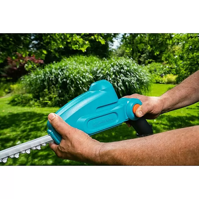 Gardena Power for All 18V Teleskop-Heckenschere - 18 V, Ohne Akku, Schwertlänge: 42 cm - Anwendungsbeispiel