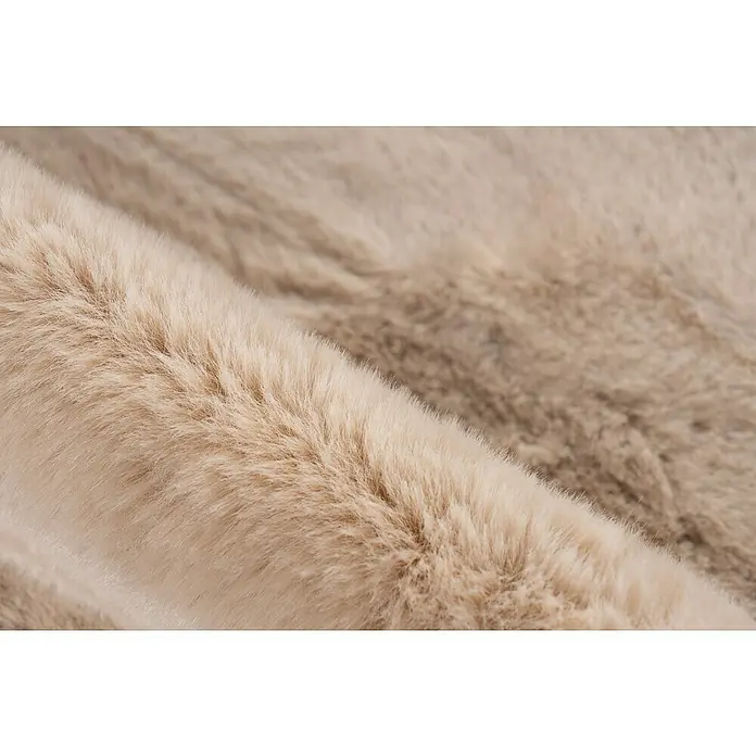 Kunstfell Happy - Beige, 90 x 60 cm, 100 % Polyester (Flor) - Nahaufnahme von beigem Kunstfellstoff, der eine weiche, plüschige Textur mit subtilen Farbschattierungen für ein warmes, luxuriöses Gefühl zeigt.