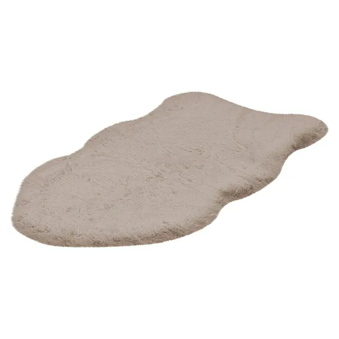 Kunstfell Happy - Taupe, 90 x 60 cm, 100 % Polyester (Flor) - Ein beigefarbener, unregelmäßig geformter Teppich aus weichen Fasern liegt auf einem schwarzen Hintergrund. Schafft Wärme und Komfort.