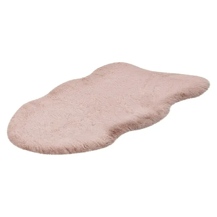 Kunstfell Happy - Rosa, 90 x 60 cm, 100 % Polyester (Flor) - Ein rosa, flauschiger Teppich in einer unregelmäßigen Form, perfekt als dekoratives Element für ein gemütliches Zuhause.