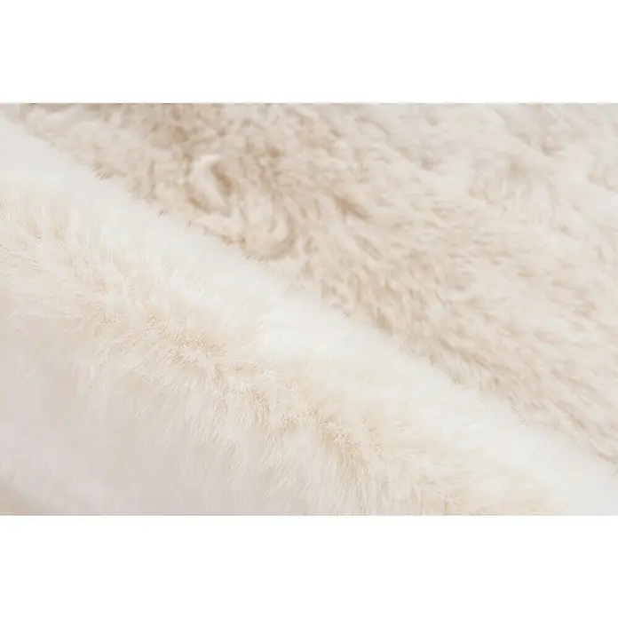 Kunstfell Happy - Ivory, 90 x 60 cm, 100 % Polyester (Flor) - Nahaufnahme eines luxuriösen Kunstfellstoffes in Creme- und Beigetönen, der eine weiche und einladende Textur für Wohnaccessoires bietet.