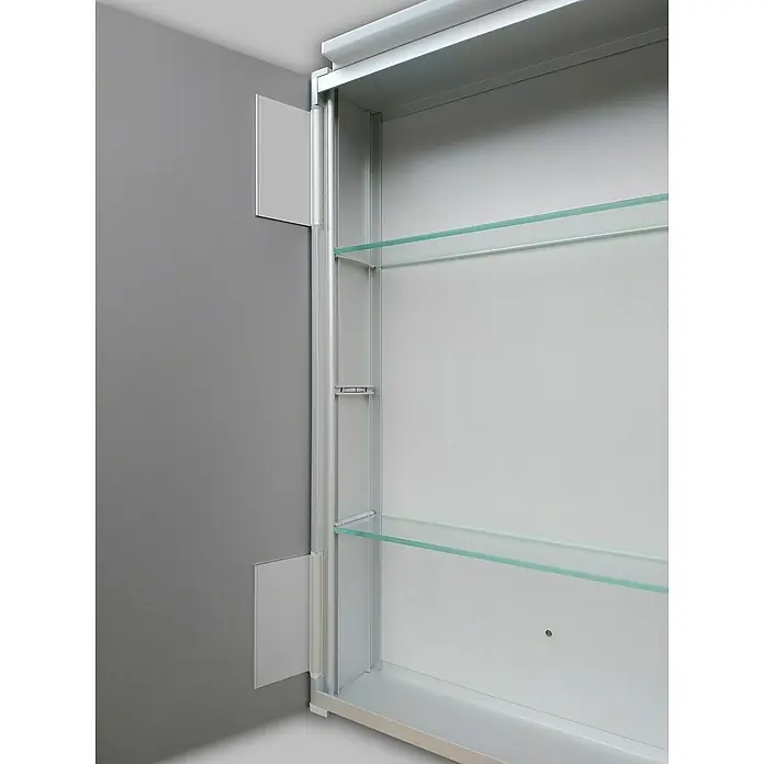 DSK LED-Spiegelschrank Aluminio Vegas - B x H: 70 x 50 cm, Aluminium, Aluminium - Ein offener Spiegelschrank mit Glasböden und silbernem Rahmen, der an einer grauen Wand hängt. Das minimalistische Design ist schlicht und funktional.