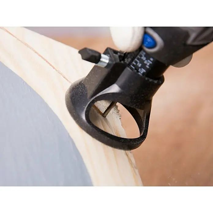 Dremel Multifunktionswerkzeug-Zubehör 681 - 20 -tlg. - Nahaufnahme eines Dremel-Werkzeugs, das präzise in Holz schneidet, ideal für detaillierte Holzarbeiten und Heimwerkerprojekte.
