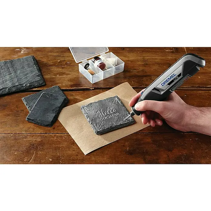 Dremel Akku-Multifunktionswerkzeug 7760-15 Lite - 3,6 V, 1 Akku, 2 Ah - Ein Dremel Lite Gravurwerkzeug wird verwendet, um ein Schiefer-Getränkeuntersetzer mit einer individuellen Nachricht zu versehen.