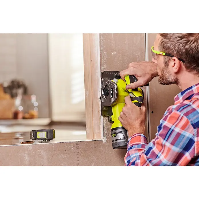 Ryobi ONE+ Maschinenpaket - Akku-Tauchsäge R18MMS-0 + gratis Starter-Kit - Ein Handwerker benutzt eine Ryobi-Kompaktkreissäge, um präzise Schnitte auszuführen, ideal für detaillierte Bauprojekte und Holzarbeiten.