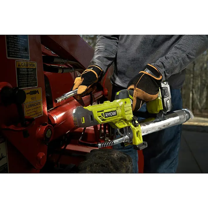 Ryobi ONE+ Maschinenpaket - Akku-Fettpresse R18GG-0 + gratis Starter-Kit - Nahaufnahme einer Ryobi-Fettpresse in Aktion, mit Fokus auf Ergonomie und Effizienz bei der Wartung von Geräten.