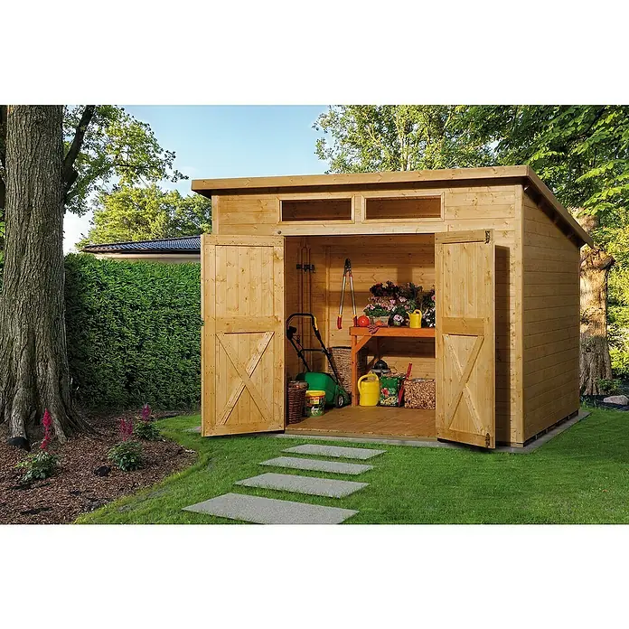 Weka Gerätehaus 325 A - 7,493 m², Wandstärke: 19 mm, Lasiert - Gartenschuppen mit offenen Türen und Werkzeug im Inneren, umgeben von Grün.