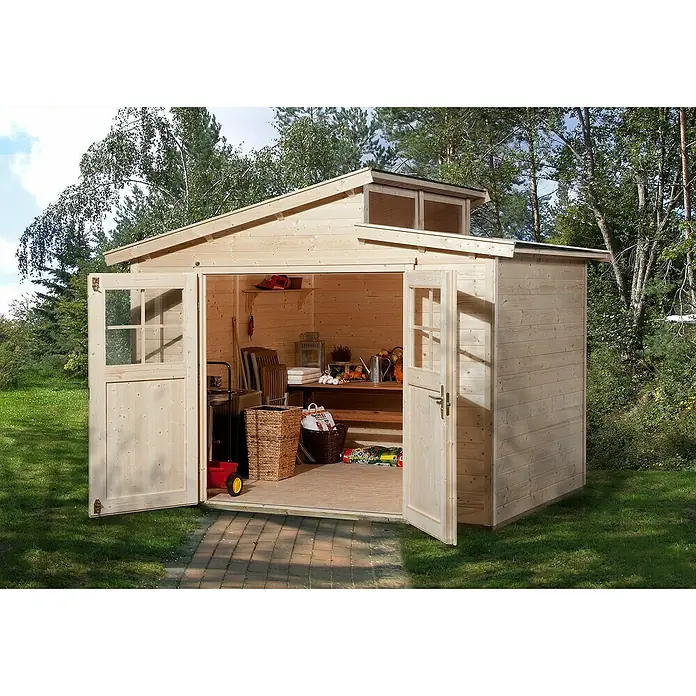 Weka Gartenhaus 226 - Außenmaß inkl. Dachüberstand (B x T): 327 x 231 cm, Holz, Natur, 6,165 m² - Ein geräumiges Gartenhaus aus Holz mit geöffneten Türen, das Werkzeuge und Gartengeräte beherbergt. Helle Holzoberfläche und natürliche Umgebung.