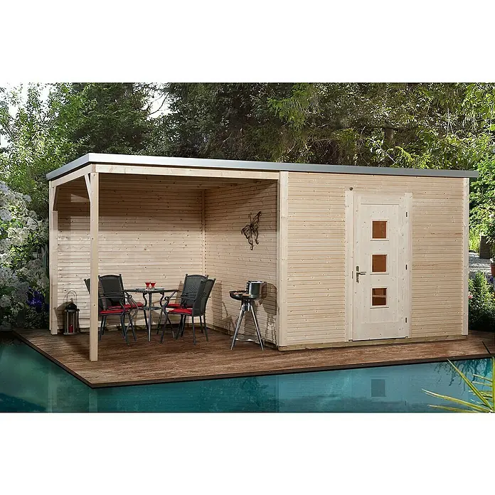 Weka wekaLine Gartenhaus Designhaus 413 A + Anbau 300 cm - Außenmaß inkl. Dachüberstand (B x T): 560 x 260 cm, Holz, Natur, 13,65 m² - Holzgartenhaus mit überdachter Terrasse, Möbeln und Grill neben einem Pool.