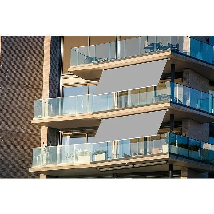 SmartSun Toldo para balcón Urban - Gris, Ancho: 2 m, Caída: 2,45 m - Primer plano de un edificio con balcones equipados con toldos grises, que brindan sombra y privacidad a los residentes.