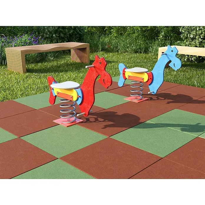Fallschutzmatte inkl. Steckverbindung - Grün, 50 x 50 x 3 cm - Rote und blaue Federwipptiere auf Spielplatzfliesen, umgeben von Grün. Attraktive Spielgeräte für Kinder im Freien.
