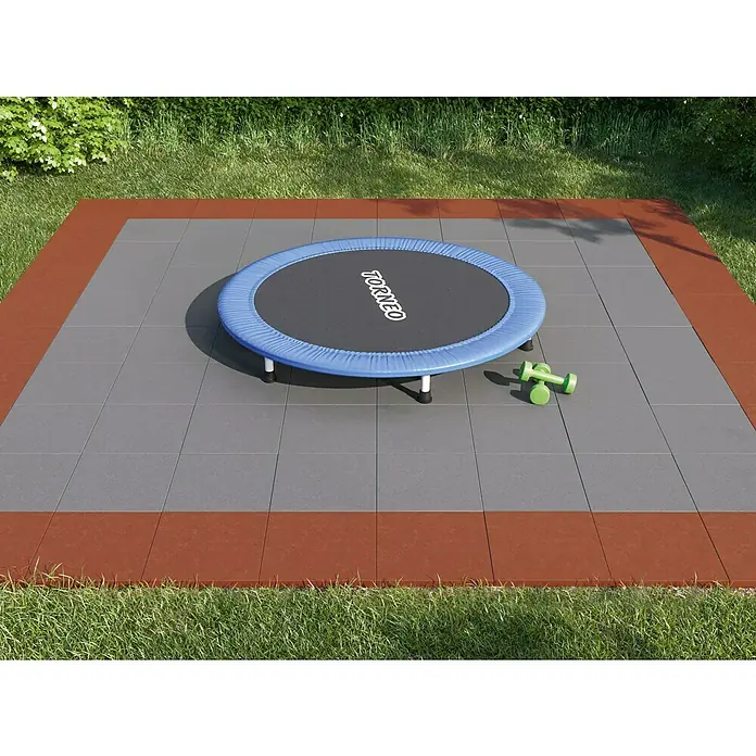 Fallschutzmatte inkl. Steckverbindung - Grün, 50 x 50 x 3 cm - Mini-Trampolin von Torneo mit blauer Umrandung und grünen Hanteln auf grauem und braunem Untergrund im Garten.