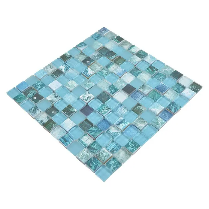 Mosaikfliese Quadrat Crystal XCM JT14 - 29,8 x 29,8 cm, Grün/Blau, Glänzend - Nahaufnahme eines blauen Glasmosaiks mit verschiedenen Farbtönen und Texturen. Ideal für Bad- und Küchendekorationen.