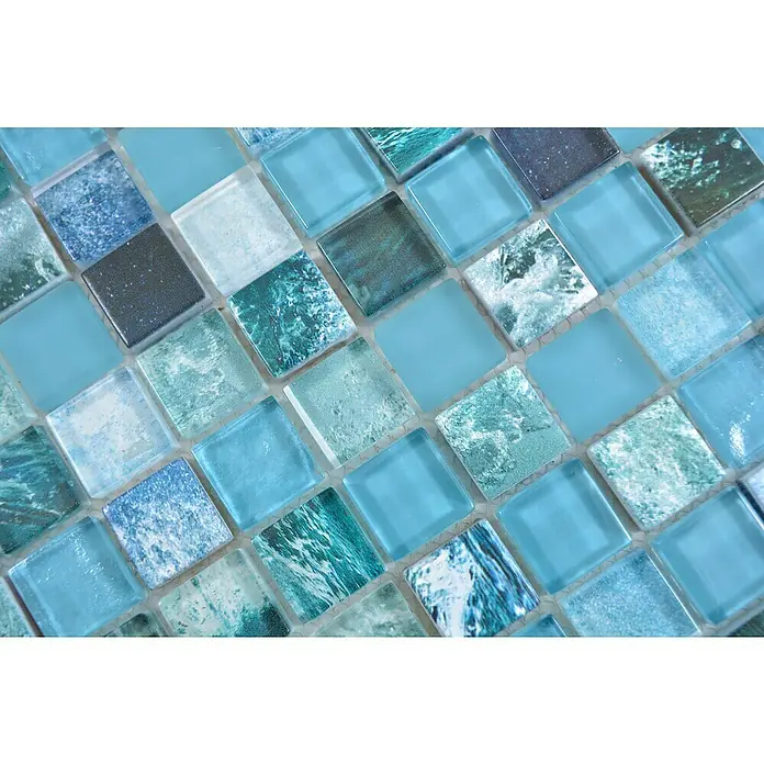 Mosaikfliese Quadrat Crystal XCM JT14 - 29,8 x 29,8 cm, Grün/Blau, Glänzend - Nahaufnahme von quadratischen Mosaikfliesen in verschiedenen Blautönen und Mustern, ideal für die Wandgestaltung.
