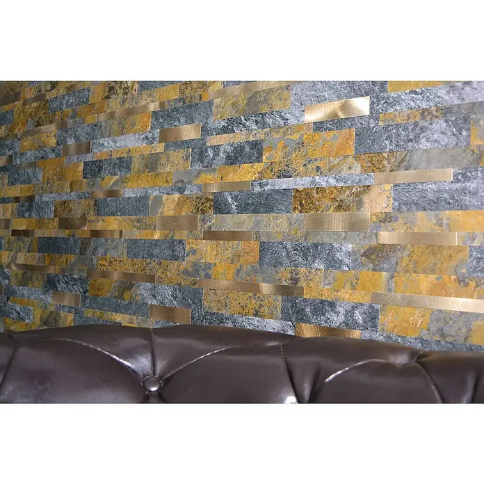 Selbstklebemosaik SAM 4GV38MSG - 30 x 30 cm, Gold/Bronze, Matt - Nahaufnahme einer Wand mit dekorativen Ziegeln in Grau- und Goldtönen, die eine moderne und stilvolle Textur erzeugen.