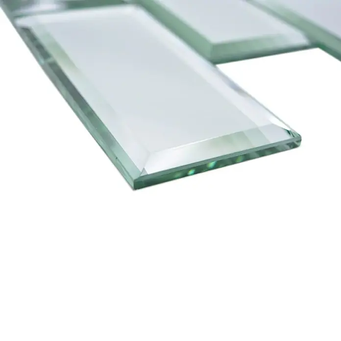 Mosaikfliese Mirror Metro XSPM 07 - 29,8 x 29,8 cm, Spiegel, Glänzend - Nahaufnahme von rechteckigen Spiegelmosaikfliesen mit abgeschrägten Kanten, die ein elegantes und modernes Designelement zeigen.