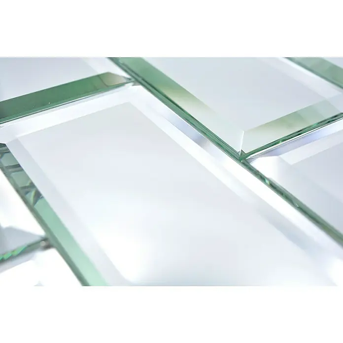 Mosaikfliese Mirror Metro XSPM 07 - 29,8 x 29,8 cm, Spiegel, Glänzend - Nahaufnahme von abgeschrägten Spiegelfliesen, die ein elegantes und modernes Design für jeden Raum bieten.