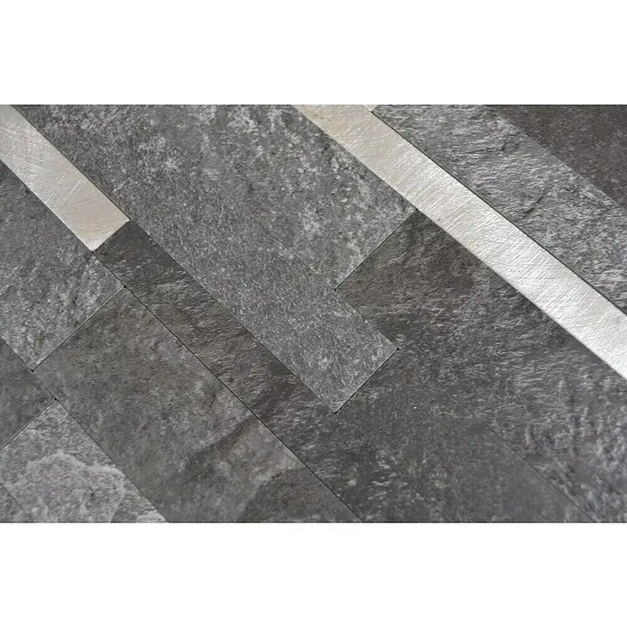 Selbstklebemosaik SAM 4GV32BS - 30 x 30 cm, Schwarz/Silber, Matt - Nahaufnahme von grauem Schiefer Wandpaneel mit Metallakzenten, das ein modernes Design und natürliche Textur zeigt.