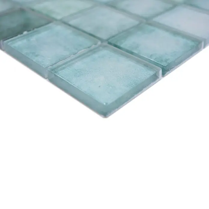 Mosaikfliese Quadrat Crystal SKY 789 - 31,6 x 31,6 cm, Grün, Glänzend - Detailaufnahme einer glänzenden, hellblauen Glasmosaikfliese. Ideal für elegante Badezimmer- und Küchengestaltungen.