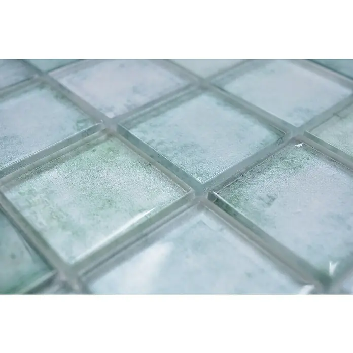 Mosaikfliese Quadrat Crystal SKY 789 - 31,6 x 31,6 cm, Grün, Glänzend - Nahaufnahme von hellblauen quadratischen Glasmosaikfliesen, die ein subtiles, aquatisches Design für moderne Badezimmer oder Küchenrückwände zeigen.