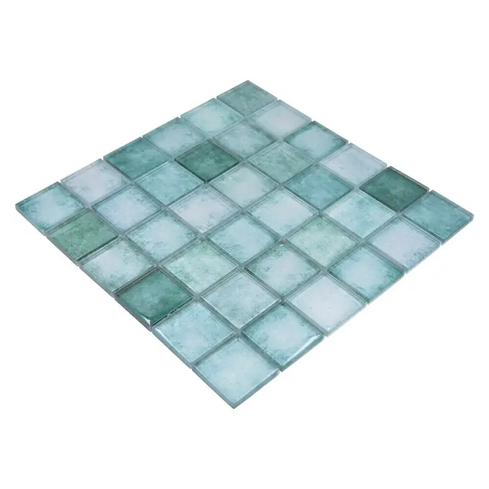 Mosaikfliese Quadrat Crystal SKY 789 - 31,6 x 31,6 cm, Grün, Glänzend - Ein quadratisches Mosaikfliesenmuster in beruhigenden Grün- und Blautönen, perfekt für eine stilvolle Wand- oder Bodengestaltung.