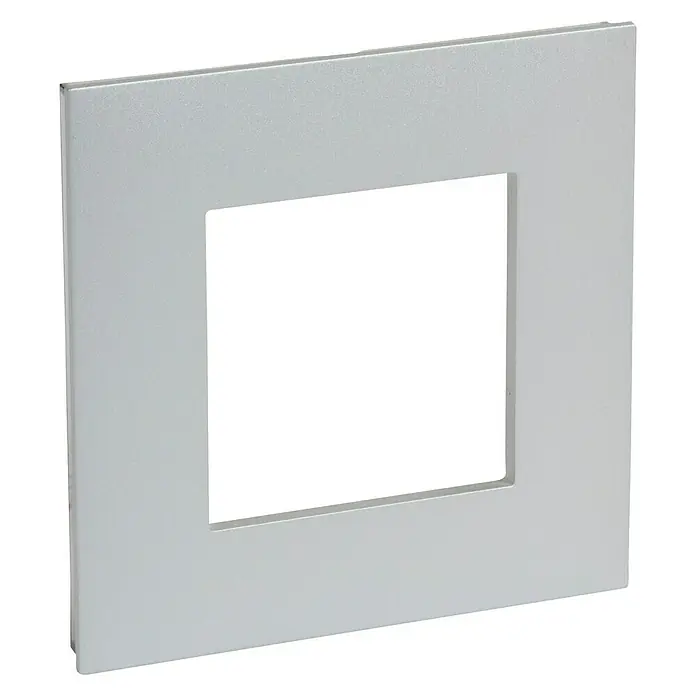 Legrand Valena Next Marco - Aluminio, Modelo de mecanismos: x 1, Plástico, Instalar - Primer plano de una cubierta de interruptor cuadrada plateada con un corte rectangular en el centro, ideal para interiores modernos.