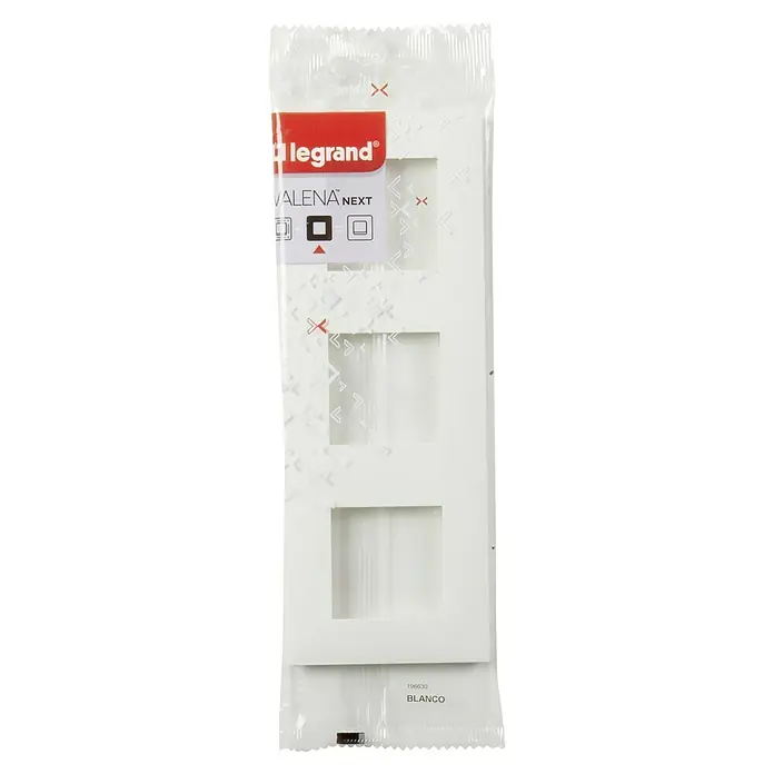 Legrand Valena Next Marco - Blanco, Modelo de mecanismos: x 3, Plástico, Colocar - Marco triple Legrand Valena Next blanco empaquetado, ideal para integrar interruptores y enchufes con estilo en tu hogar.