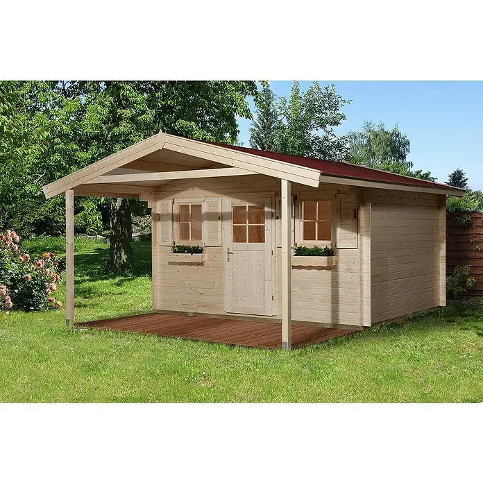 Weka Gartenhaus 135 - Außenmaß inkl. Dachüberstand (B x T): 460 x 594 cm, Holz, Natur, Mit Vordach - Eine Blockhütte mit überdachter Veranda steht auf einer hölzernen Plattform im Grünen. Die Hütte hat Fensterläden und Blumenkästen.