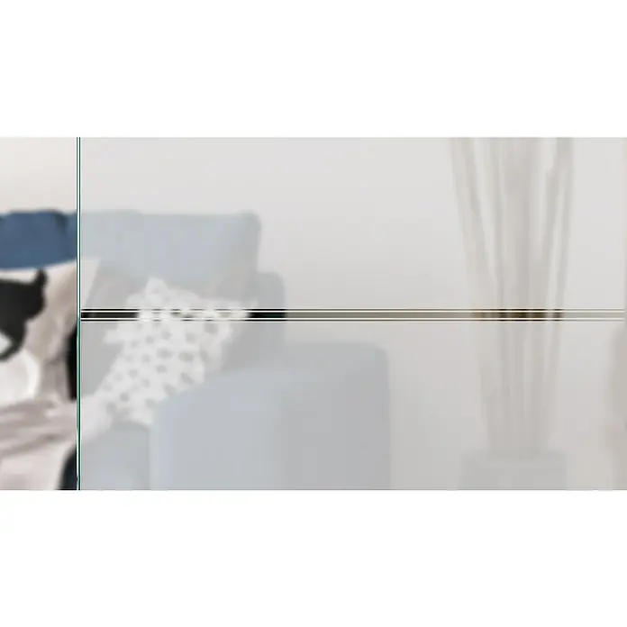 Diamond Doors Glasdrehtür Jubidoor 6.0 - 834 x 1.972 mm, DIN Rechts, Einscheibensicherheitsglas (ESG) - Weiches Wohnzimmer mit Couch, Kissen und Dekorationselementen. Die ruhige Farbpalette schafft eine entspannende Atmosphäre im Raum.
