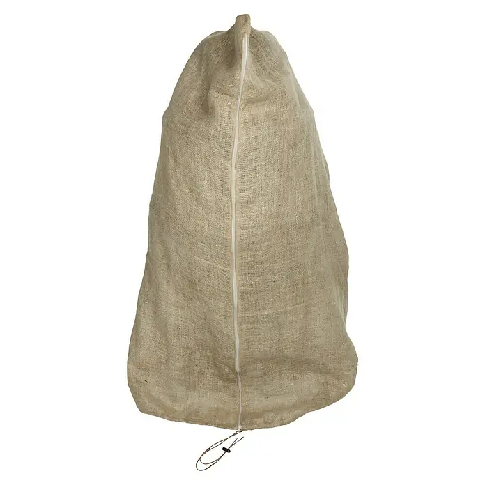 Floraworld Haubenvlies - 130 x 160 cm, Geeignet für: Überwinterung - Nahaufnahme eines Winterschutzsacks aus Jute, der Pflanzen im Winter vor Frost und Schnee schützt, mit Kordelzug und Reißverschluss.
