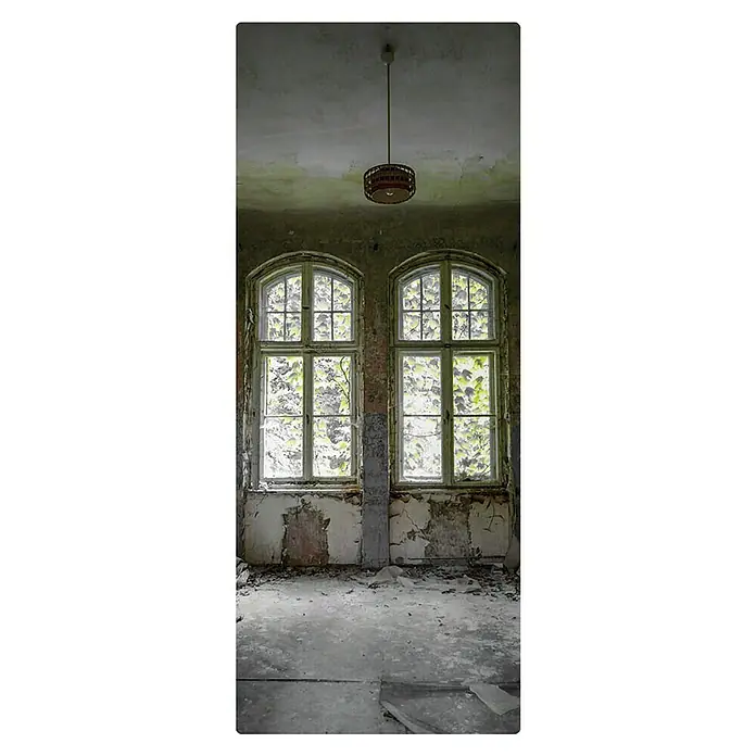 SanDesign Duschrückwandmuster - 17,5 cm x 7 cm x 3 mm, Lost Place Window - Verlassener Raum mit zwei Fenstern, durch die Pflanzen wachsen, und einer Hängelampe, der eine geheimnisvolle Atmosphäre verleiht.