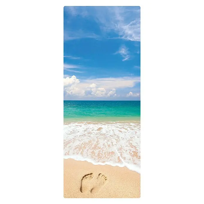 SanDesign Duschrückwandmuster - 17,5 cm x 7 cm x 3 mm, Footsteps - Bild von Fußabdrücken im Sand an einem sonnigen Strand. Der Himmel ist blau mit weißen Wolken und das Wasser ist türkisfarben.