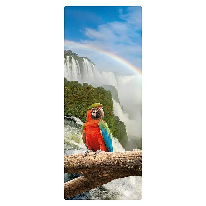 SanDesign Duschrückwandmuster - 17,5 cm x 7 cm x 3 mm, Ara - Ein roter Ara sitzt auf einem Baumstamm vor einem malerischen Wasserfall und einem strahlenden Regenbogen.