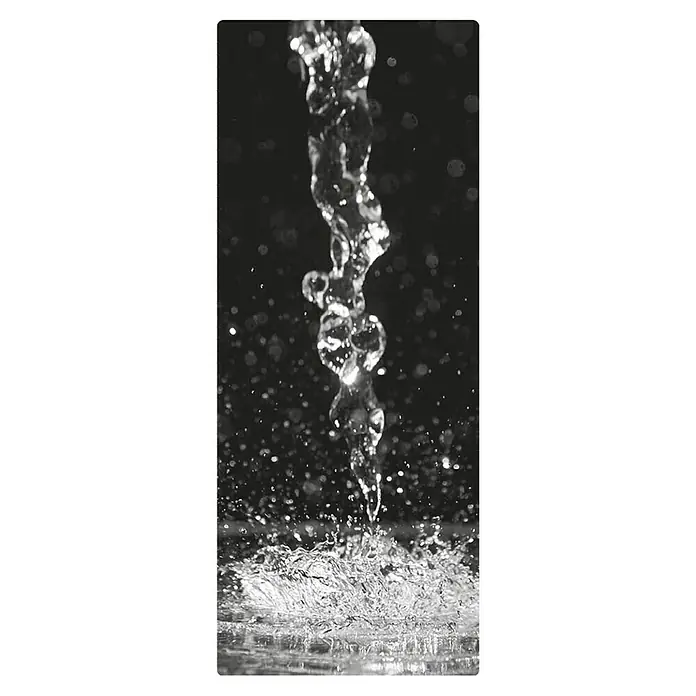 SanDesign Duschrückwandmuster Waterdrops - 17,5 cm x 7 cm x 8 mm, Wasser - Nahaufnahme eines Wasserstrahls, der auf eine Oberfläche trifft und dabei spritzt, hervorgehoben durch den Kontrast des schwarzen Hintergrunds.