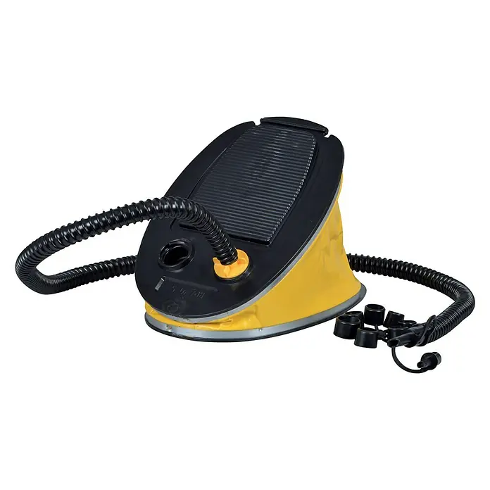 Talamex Fußpumpe - Max. Fördermenge: 5 l/h - Eine gelb-schwarze Fußluftpumpe mit einem flexiblen Schlauch und verschiedenen Düsenaufsätzen zum Aufpumpen von Luftmatratzen oder Booten.