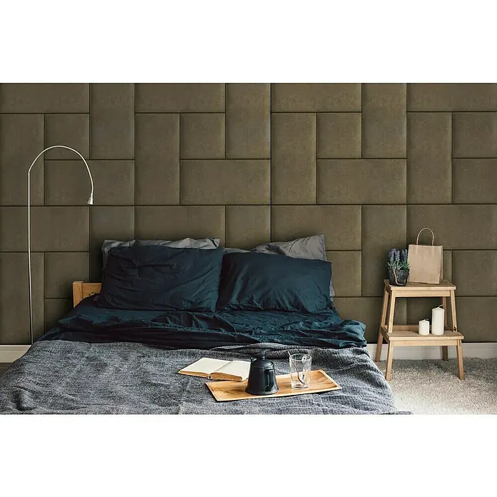 Fllow Panel de pared acolchado Velvet - Taupe, L x An: 30 x 30 cm - Dormitorio con pared de acento acolchada marrón detrás de la cama. Diseño elegante crea un ambiente moderno, que emana calma y confort.