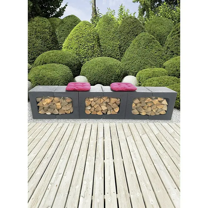 EHL U-Stein - Anthrazit, 40 x 50 x 40 cm, Beton - Bank aus Betonblöcken mit Holzfüllung und rosa Kissen. Die Bank steht auf einer Holzterrasse vor einer grünen Hecke.
