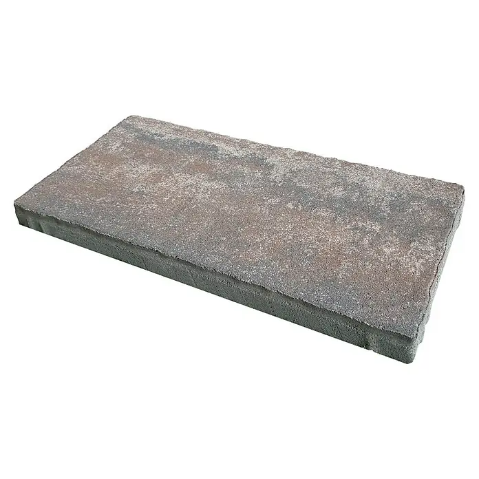 Terrassenplatte Latina - 48 x 24 x 3 cm, Mediterran, Beton - Nahaufnahme eines Pflastersteins in rechteckiger Form mit rauer Textur und natürlichen Farbtönen auf schwarzem Hintergrund.