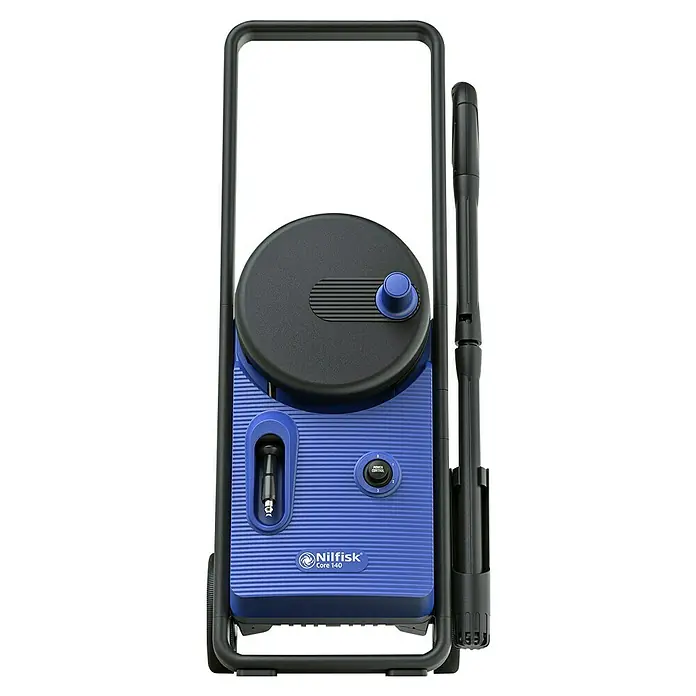 Nilfisk Hidrolimpiadora de alta presión Core 140-6 PowerControl - 1.800 W, Presión máx.: 140 bar, Capacidad de bombeo: 474 l/h - La imagen muestra una hidrolimpiadora Nilfisk Core 140 con marco negro, unidad principal azul y un accesorio de varilla.
