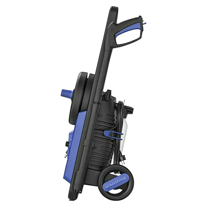 Nilfisk Hochdruckreiniger Core 140-6 PowerControl - 1.800 W, Max. Druck: 140 bar, Fördermenge: 474 l/h - Seitenansicht eines Nilfisk Hochdruckreinigers. Das Gerät ist schwarz und blau mit einem Griff und Rädern für einfachen Transport.