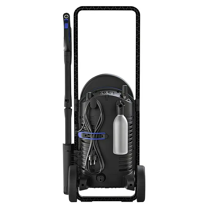 Nilfisk Hochdruckreiniger Core 140-6 PowerControl - 1.800 W, Max. Druck: 140 bar, Fördermenge: 474 l/h - Rückansicht eines schwarzen Hochdruckreinigers mit Rädern, Kabelaufwicklung und Reinigungsmittelflasche. Kompaktes und praktisches Design.