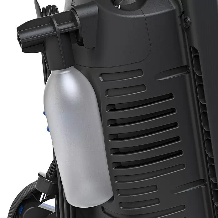 Nilfisk Hidrolimpiadora de alta presión Core 140-6 PowerControl - 1.800 W, Presión máx.: 140 bar, Capacidad de bombeo: 474 l/h - Primer plano de una hidrolimpiadora negra con botella de detergente gris acoplada y cable de alimentación.
