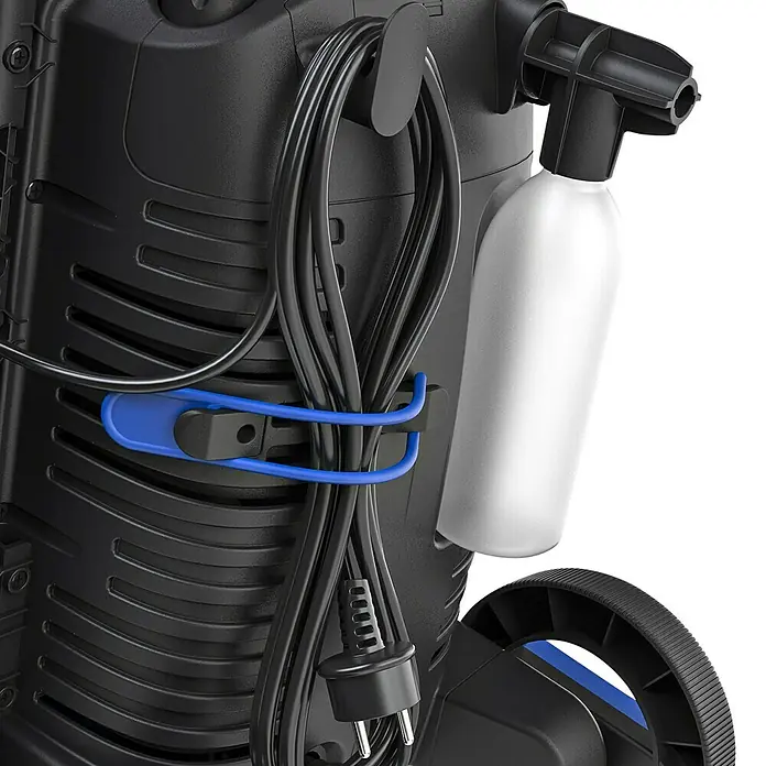 Nilfisk Hidrolimpiadora de alta presión Core 140-6 PowerControl - 1.800 W, Presión máx.: 140 bar, Capacidad de bombeo: 474 l/h - Primer plano de una hidrolimpiadora negra con un soporte de cable azul, un cordón y un frasco pulverizador blanco.